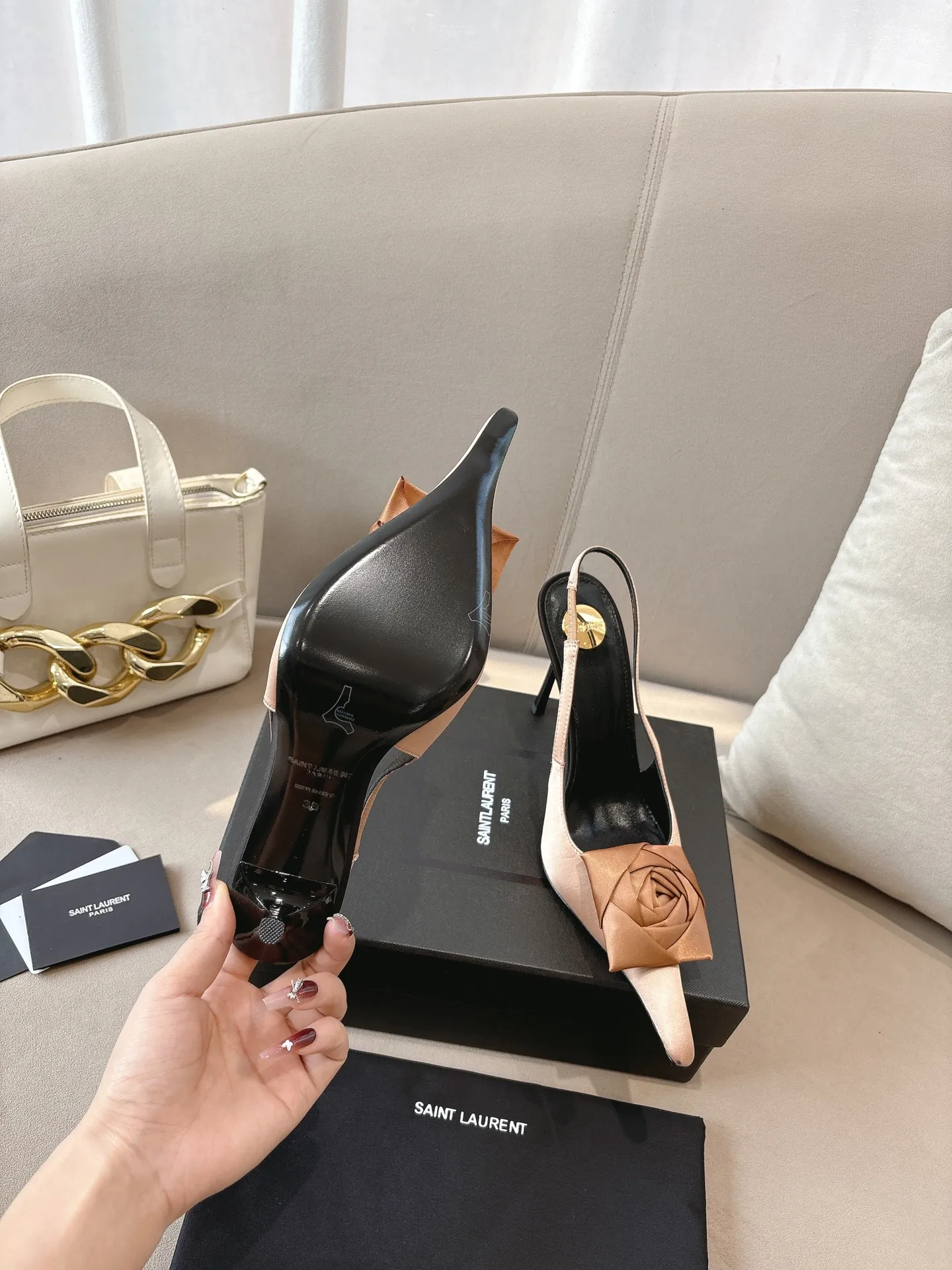 👟👟Ex-factory price 680👟👟 Saint Laurent ysl 25ss/autumn and winter ready-to-wear flower series catwalk style high heels. The toe and contrasting color design make the final effect quite impressive. The different colors are also very beautiful. Straight heels, curved heels, with flowers, and without flowers can be selected. Only YSL understands women’s hearts best and does not accept refutation. It is a super invincible feminine artifact, a must-have for women (z-brand full-body customization, own molded hardware accessories, perfect consistency) ✔ Upper: imported cow patent leather ✔ Inner lining: imported 🐑 goat leather ✔ Sole: imported genuine leather outsole ✔ Heel height: 10.5cm ✔ Size: 36-39 (40, 41, 42 can be customized and non-returnable) Flower style (full set of packaging)